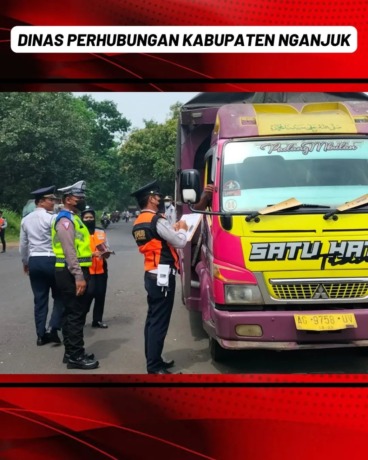 RAZIA GABUNGAN: Petugas Dishub Nganjuk dan Satlantas Polres Nganjuk mengecek surat-surat kendaraan. 20 pengemudi truk terjaringrazia. (Foto: Karen Wibi)