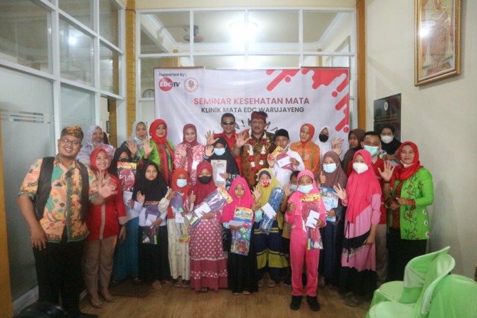 PEDULI: Klinik Mata EDC Warujayeng memberi santunan anak yatim. (Foto: Syahrul Andry)