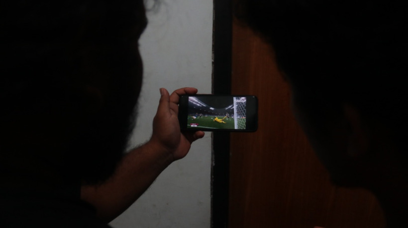 EMAM PIALA DUNIA: Pertandingan sepak bola di Piala Dunia 2022 dijadikan pejudi sebagai sarana berjudi. Pejudi yang tertangkap akan dipenjara. (Foto: Karen Wibi)