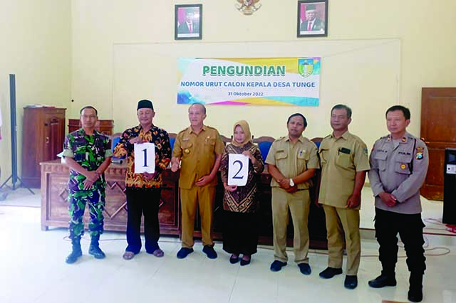 VISI MISI SAMA: Didik Budiman dan Sugiarti membawa nomor urut untuk pilkades setelah ditetapkan menjadi cakades di Desa Tunge, Kecamatan Wates. (Foto: DOK. DPMPD KABUPATEN KEDIRI UNTUK JPRK)