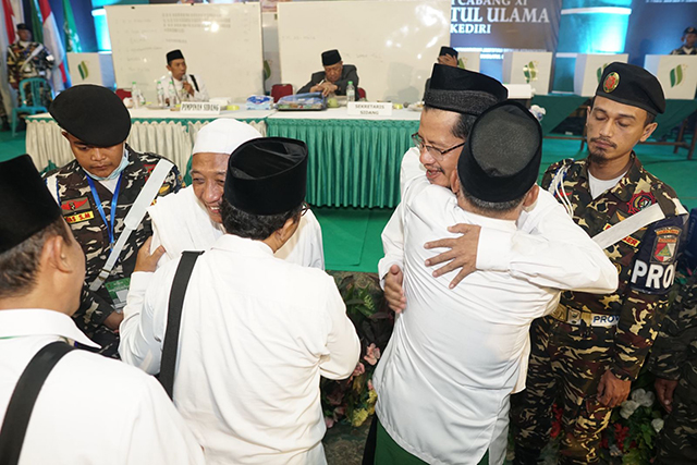 BERI SELAMAT: Sejumlah kiai memeluk Gus Ma’mun yang Sabtu (12/11) lalu kembali terpilih sebagai ketua PCNU Kabupaten Kediri. (Foto: Humas Konfercap NU)