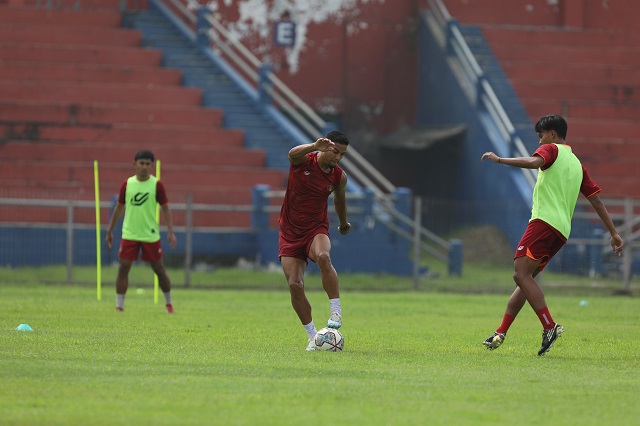 JAGA KEBUGARAN: Renant Silva berlatih di Stadion Brawijaya. (Wahyu Adji/JPRK)