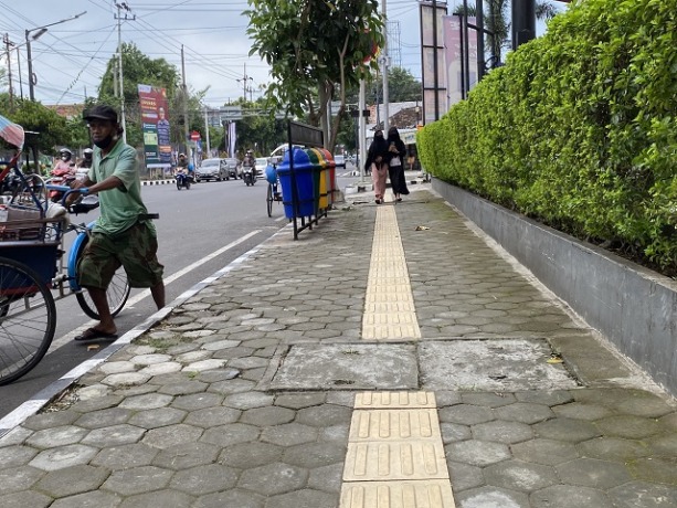 TARGET DITAMBAH: Failitas line difabel yang telah dipasang di trotoar Jl Hayam Wuruk, Kota Kediri dapat dimanfaatkan untuk para penyandang difabel. (Foto: Ilmidza Amalia Nadzira)