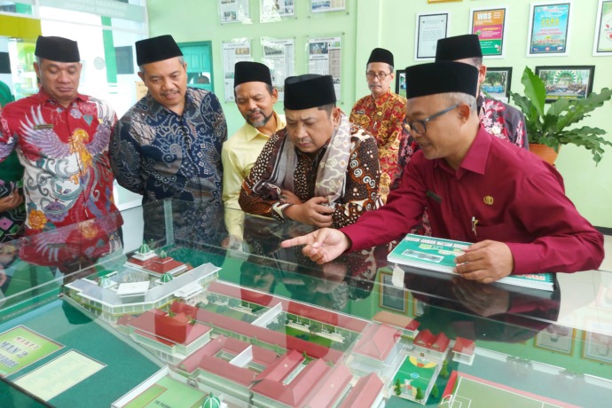 JUJUKAN TOKOH: Direktorat Jenderal Pendidikan Islam Kemenag RI Prof. Dr. H. M. Ali Ramdhani, S.TP., M.T. didampingi Kamad Nursalim saat berkunjung di MAN 2 Kota Kediri.