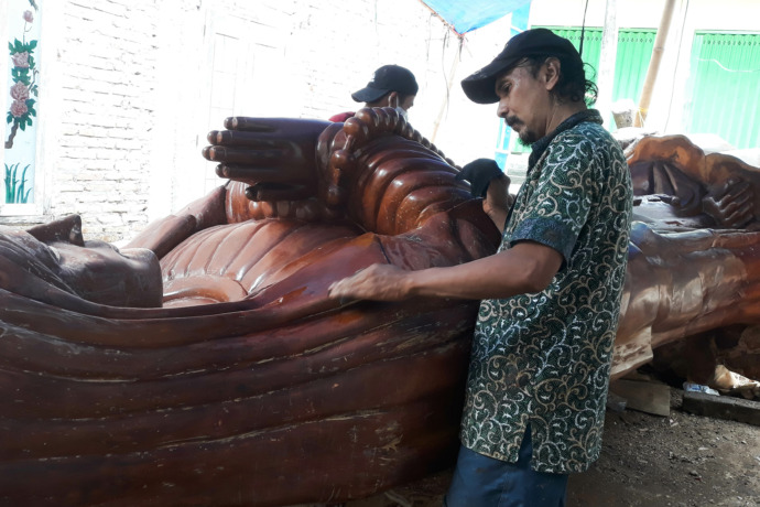 FINISHING: Yohanes Hariono menunjukkan patung Bunda Maria setinggi empat meter yang akan dipasang di salah satu gereja di Bali. (Foto: Melisa Mudawatul Khusna)