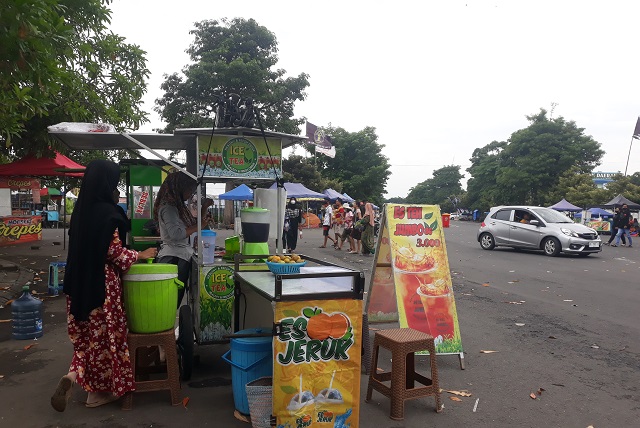 RAUP UNTUNG: Pedagang kaki lima memasarkan produk makanannya di lapak kawasan wisata Monumen Simpang Lima Gumul, Ngasem. (Foto: Melisa)