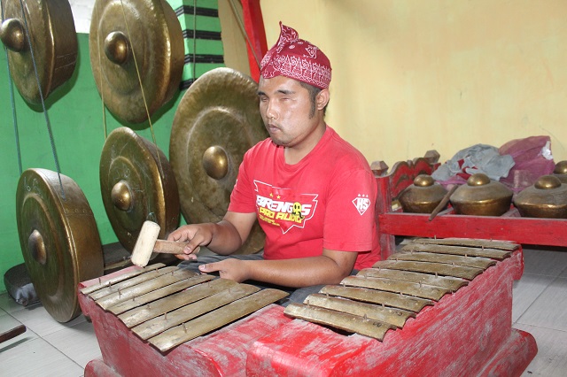 BERBAKAT: Andi Setiono sedang menabuh saron di sanggar jaranan Krido Manggolo, Desa Sempu, Kecamatan Ngancar kemarin. (Rekian/JPRK)