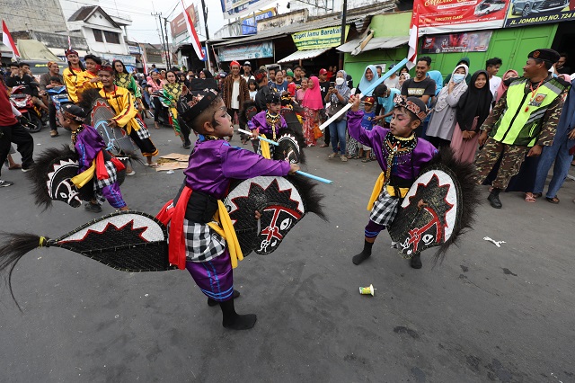 REGENERASI: Anak-anak di Kecamatan Kandangan asyik memainkan jaranan saat pawai kebudayaan pada Agustus 2022 lalu. (Foto: Wahyu Adji)