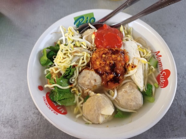 MENU LENGKAP: Sajian olahan bakso cuanki dengan isian bakso, tahu, gorengan, tauge serta sayuran.Bakso ini diguyur dengan kuah bening namun gurih. Foto bawah, hidangan iga sapiyang dinikmati dengan kombinasi olahan bakso. (Foto: Habibah A. Muktiara)