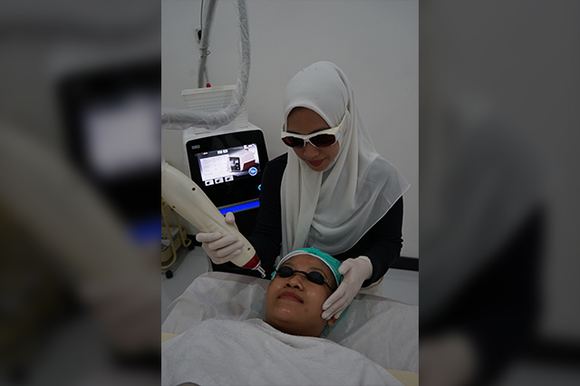 MANFAATKAN TEKOLOGI: Teknik laser adalah salah satu perawatan untuk penuaan dini dengan menghilangkan flek hitam. (Foto: Habibah A. Muktiara)