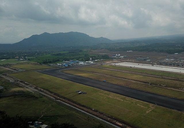 KAWASAN LUAS: Proses pembangunan landasan pacu pesawat udara sudah mulai terlihat dalam proyek bandaran internasional Daha Kediri, di Kabupaten Kediri kemarin. (Foto: Wahyu Adji)