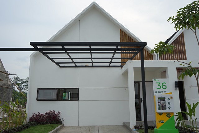 BERI KESAN CERAH: Bangunan rumah berdesain gaya Japandi memadukan konsep Eropa dan Asia terlihat dari atap berbentuk segitiga dan penggunaan elemen kayu di beberapa titik. (Foto: Habibah A. Muktiara)