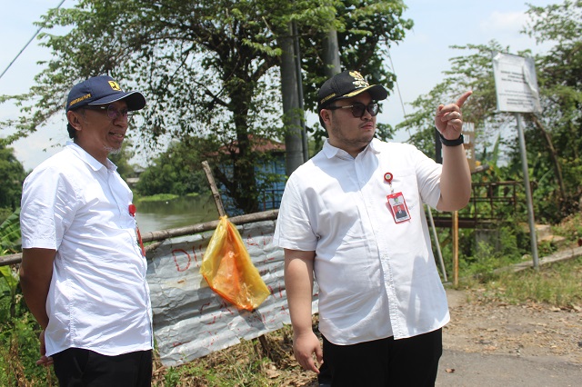 INFRASTRUKTUR PRIORITAS: Bupati Dhito (kanan kanan) dan Plt Kepala Dinas PUPR Irwan Chandra mengecek lokasi pembangunan Jembatan Jongbiru. (Foto: Dinas Kominfo Kabupaten Kediri For JPRK)