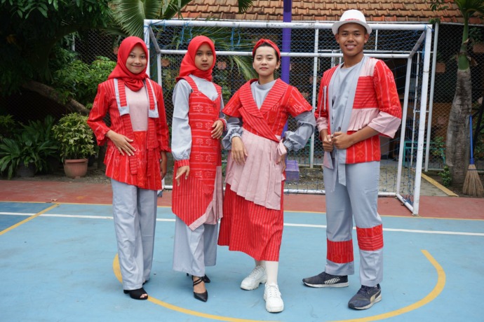 UNTUK ANAK MUDA: Pakaian berbahan kain tenun kasual dengan menggunakan kombinasi kain tenun asli Kediri yang dibuat untuk anak muda atau remaja. (Foto: Habibah A. Muktiara)