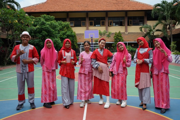 KREATIF : (Dari kanan) Azka, Liya, Salma, dan Ima bersama dengan model yang mengenakan rancangan pakaian mereka di Dhoho Street Festival awal Desember 2022 lalu. (Foto: Habibah A. Muktiara)