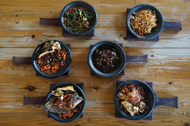 LEBIH VARIATIF: Sambal gami khas Bontang tidak hanya terdapat pilihan level, namun lauknya pun bervariasi. Mulai dari seafood, ayam, bebek, daging sapi, hingga bakso-baksoan. (Foto: Habibah A. Muktiara)