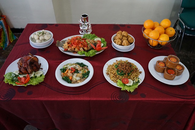 NIKMAT : Sajian imlek yang memiliki makna. (Foto: Habibah A. Muktiara)