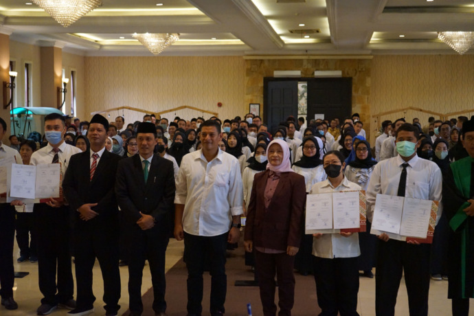 TAK BOLEH CURANG: Wali Kota Abdullah Abu Bakar (kiri) dan Bupati Hanindhito Himawan Pramana (kanan) mewanti-wanti anggota PPS yang dilantik di masing-masing daerah kemarin untuk netral dan menyelenggarakan pemilu yang berintegritas. (Foto: Wahyu Adji/Ilmi