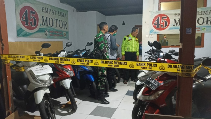 POLICE LINE: Kapolsek Nganjuk Kota Kompol Masherly Sutrisno melakukan olah TKP di Showroom 45 Motor karena Sugianto meninggal mendadak