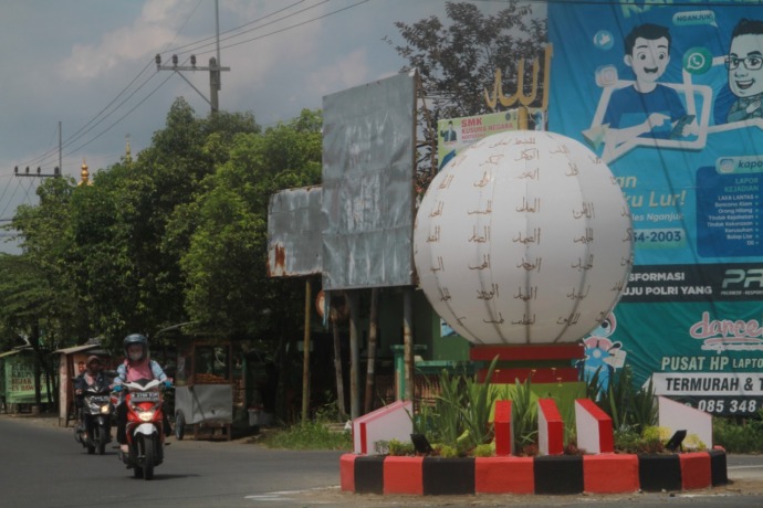 KURANG LIMA NAMA: Tugu Asmaul Husna di Pertigaan Kelurahan Warujayeng, Kelurahan Tanjunganom hanya memiliki 94 nama kemarin. (Foto: Andhika Attar)