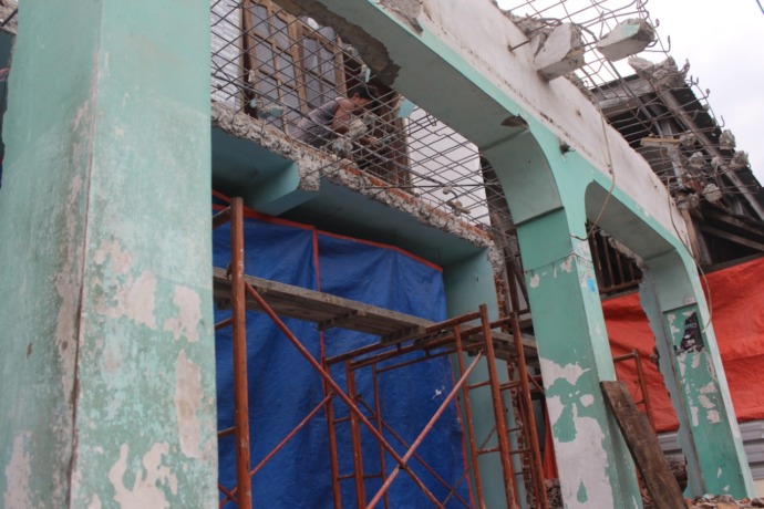 RENOVASI: Warga Desa Jongbiru, Gampengrejo mulai membongkar rumah mereka yang terdampak pelebaran jalan akses menuju Jembatan Mrican, kemarin. (Foto: Rekian)