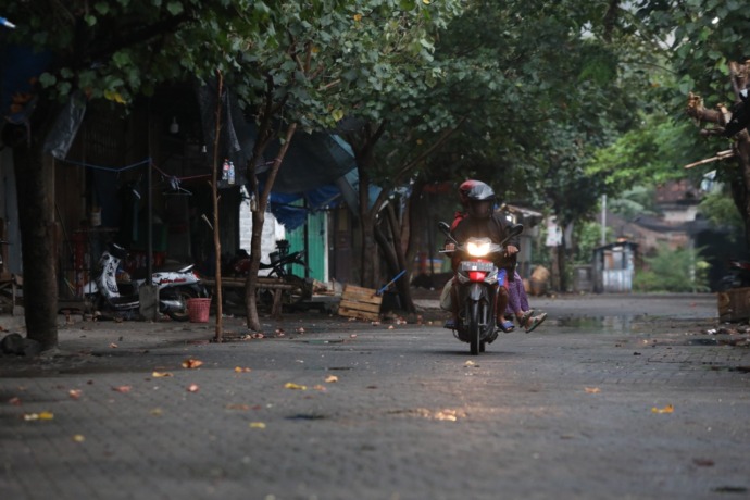 AKAN DIRELOKASI: Pedagang Pasar Banyakan nantinya akan dipindah ke tempat baru karena lapak mereka terdampak pembangunan tol Kediri-Kertosono. Pasar Buah Banyakan yang juga terkepras akan dimintakan kompensasi rest area. (Foto: Wahyu Adji)