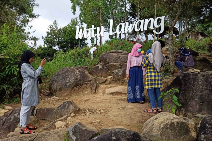 INDAH : Suasana tempat wisata Watu Lawang yang sejuk alami di Desa Ngliman, Kecamatan Sawahan, Kabupaten Nganjuk menarik wisatawan. (Foto: Habibah A. Muktiara)
