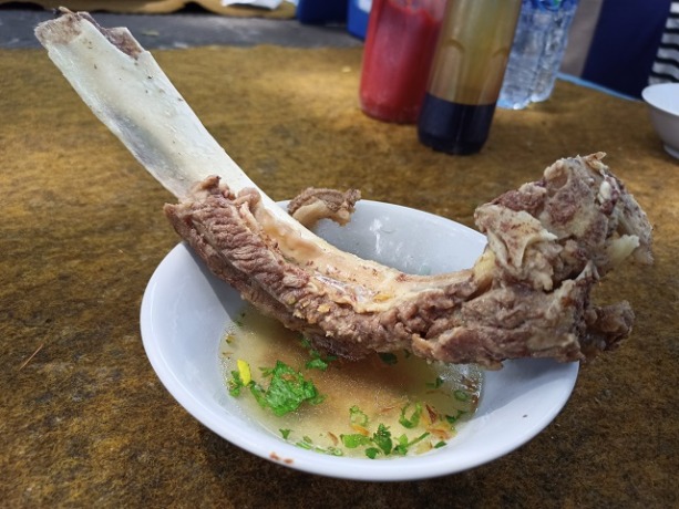 RASA KHAS: Iga dengan tulang berbalut daging disajikan terpisah dengan satu porsi bakso berkuah. (Foto: Habibah A. Muktiara)