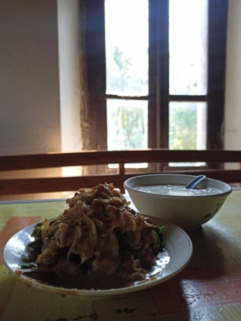 GOYANG LIDAH: Pecel kerupuk dan es dawet Bu Asih memiliki ciri khas yang membuat pembeli ingin datang lagi. (Foto: Habibah A. Muktiara)