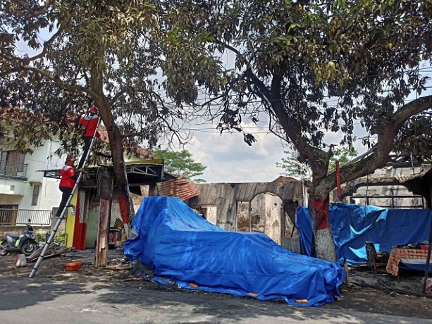 HANGUS : Satu unit rumah dan toko yang dilalap api dini hari kemarin hanya menyisakan rangka bangunan saja. (Foto: Habibah A. Muktiara)