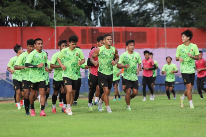 BERSEMANGAT: Para pemain Persik saat berlatih bersama di Stadion Brawijaya, kemarin. (Foto: Wahyu Adji)