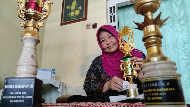 TENANG: Lilik Kumaidah menunjukkan deretan piala yang dia raih dari nernagai kejuaraan yang diikuti. (Foto: Iqbal Syahroni)