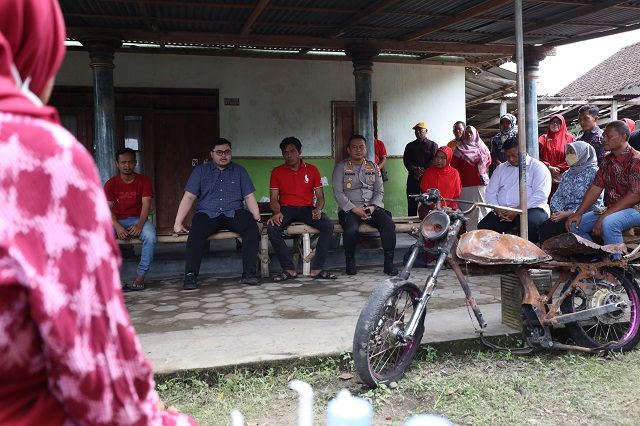 TINGGAL KERANGKA: Bupati Hanindhito Himawan Pramana (kemeja biru) berdialog dengan warga Desa Wonorejo, Ngadiluwih sembari menyaksikan motor yang dibakar massa dalam kerusuhan di Desa Wonorejo, Ngadiluwih pada 4 Januari lalu. (Foto: Wahyu Adji)