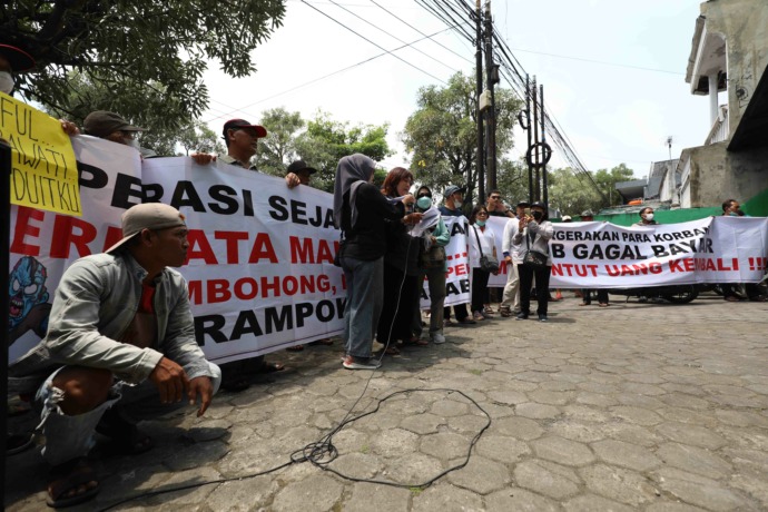 TUNTUT PENCAIRAN UANG: Puluhan Anggota KSB kembali melakukan demo di kantor Jl Letjend S. Parman, Kelurahan Tosaren meminta uang simpanan mereka dicairkan. (Foto: Wahyu Adji)