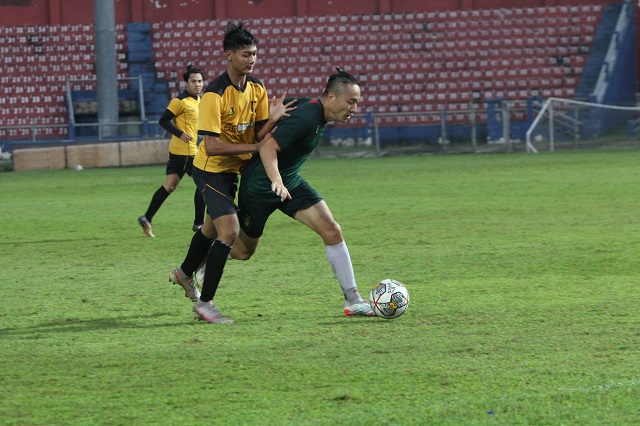 ADU KUAT: Arthur Irawan berebut bola saat melakoni uji coba melawan tim lokal Kabupaten Kediri, kemarin petang. (Foto:  Iqbal Syahroni)