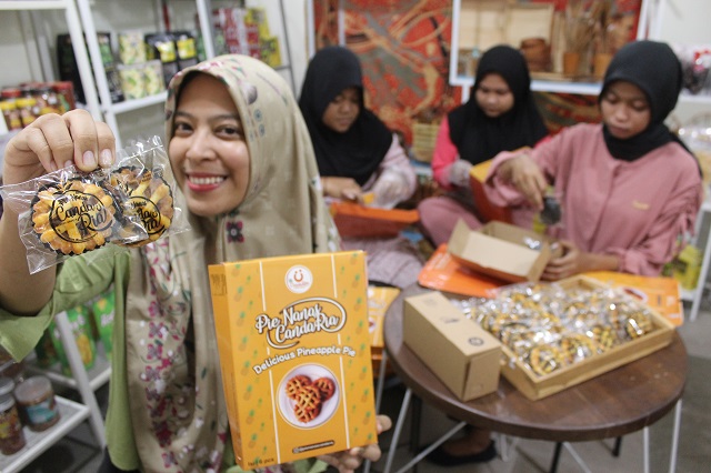 ANDALAN KEDIRI: Ratih Kusuma Dewi menunjukkan pie nanas produknya yang kini laris. (Foto: Rekian)