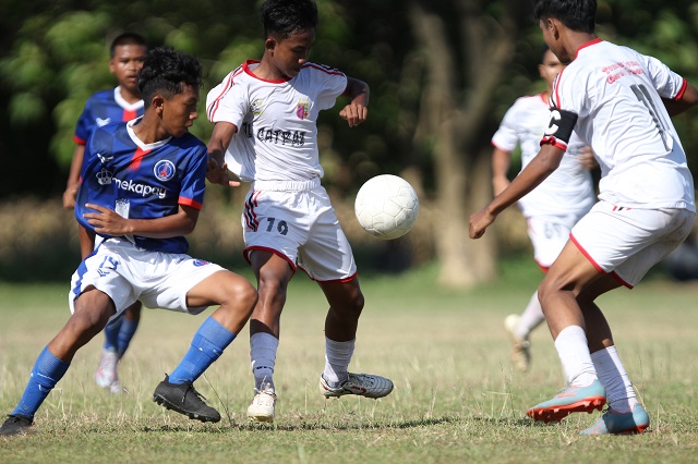 Para pemain Al Fath Kunjang, saat bertanding di babak penyisihan Piala Soeratin Kabupaten Kediri beberapa waktu lalu. (Foto: Iqbal Syahroni)