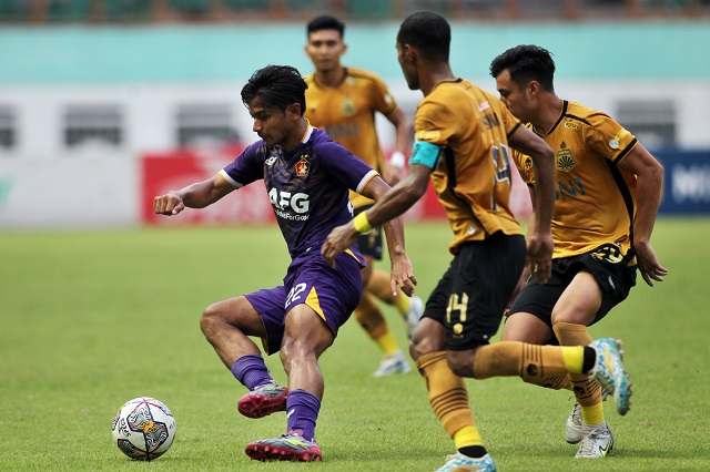 Pesepak bola Persik Kediri Abiyoso (kiri) saat melawan Bhayangkara FC dalam laga lanjutan liga 1 ditsatdon Wibawa Mukti, Cikarang, Jawa Barat, Kamis (19/1/2023). HARITSAH ALMUDATSIr/JAWA POS