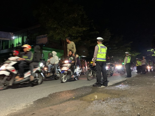 RAMAI: Massa dari salah satu perguruan silat yang  mendatangi Mapolsek Ngadiluwih, Rabu malam (4/1). (Foto: Wahyu Adji)