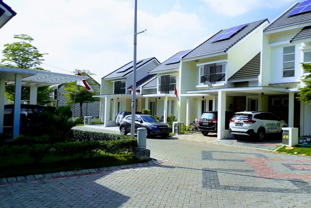 INDAH: Rumah-rumah berdesain tropis modren minimalis di perumahan Kediri Family Residance (KFR) Kediri. (Foto: DOK. KFR)