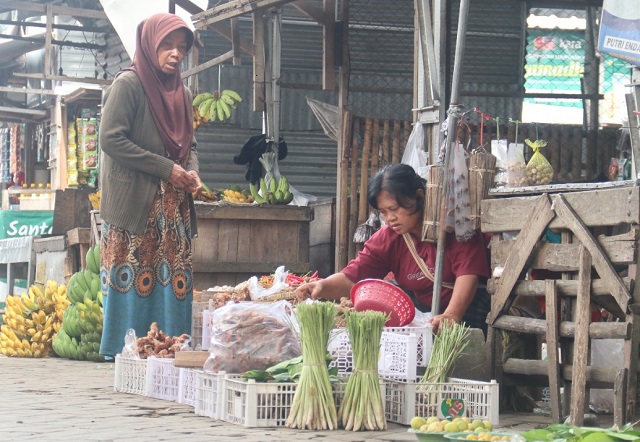 WASWAS: Pedagang di pasar darurat melayani pembeli. 243 pedagang Pasar Kertosono tak masuk data pemkab. (Foto: Karen Wibi)