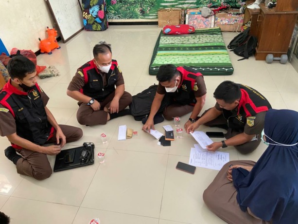 PENGGELEDAHAN: Jaksa mengumpulkan dokumen, laptop, dan handphone milik tersangka Sholeh di rumahnya pada Senin sore (9/1). Kejaksaan masih mengumpulkan sejumlah barang bukti. (Foto: TIM PENERANGA KEJARI NGANJUK UNTUK JP RADAR NGANJUK)