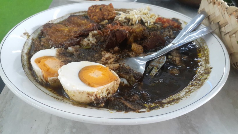 MENGGOYANG LIDAH:Salah satu menu di Rawon Bidadari.
