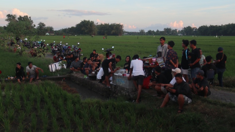 LARIS MANIS: Dwi Prasetyo Aji menjual kopi di tepi sawah Desa Sidoharjo. Dua jam omzet tembus Rp 700 ribu. (Foto: Karen Wibi)