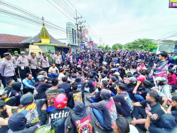 BLOKADE JALAN: Ratusan warga Ikatan Keluarga Silat Putra Indonesia (IKSPI) Kera Sakti menggelar demo di Mapolsek Kertosono kemarin. (Foto: Andhika Attar)