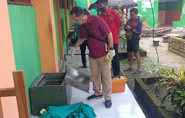 DIBOBOL MALING: Polisi melakukan olah tempat kejadian perkara di SMK Pemuda Papar pada Rabu (28/12) lalu. (Foto: Polsek Papar)