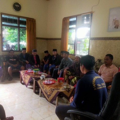 KLARIFIKASI: Kelompok penjual kalender memberi klarifikasi dan permintaan maaf di Balai Desa Tugurejo. (Foto: Polsek Ngasem For JPRK)