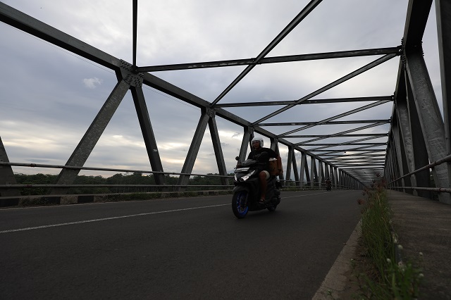 MAKIN LANCAR: Pengendara melintas di Jembatan Wijaya Kusuma yang menghubungkan Kecamatan Ngadiluwih-Mojo. Pemkab Kediri kini mulai menyiapkan pelebaran jalan di akses jalur tersebut. (Foto: Wahyu Adji)