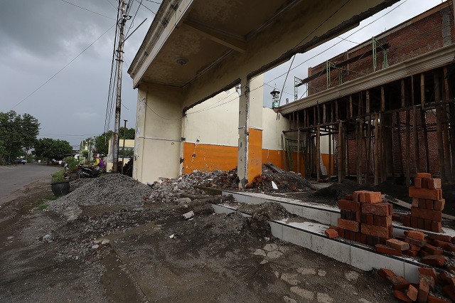 BANGUN BARU: Warga Desa Jongbiru mulai membongkar rumah yang terdampak pelebaran jalan. Banyak material di tepi jalan. (Foto: Wahyu Adji)