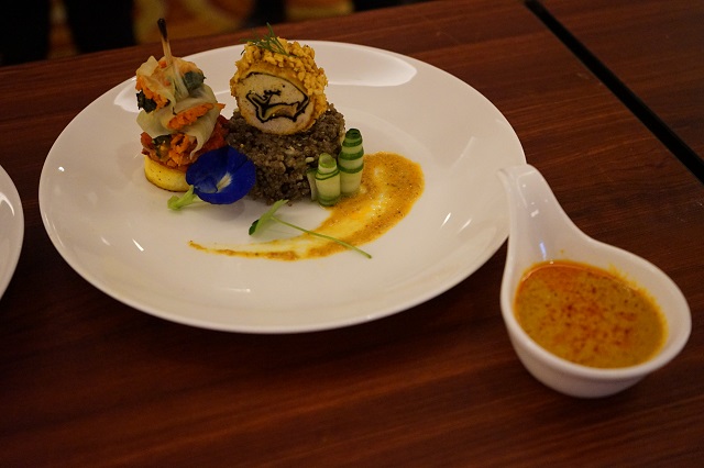 GOYANG LIDAH: Menu perpaduan tiwul dan kari ayam memberi perpaduan cita rasa yang gurih dan mantap dinikmati dengan olahan daging ayam yang juicy. (Foto: Habibah A. Muktiara)